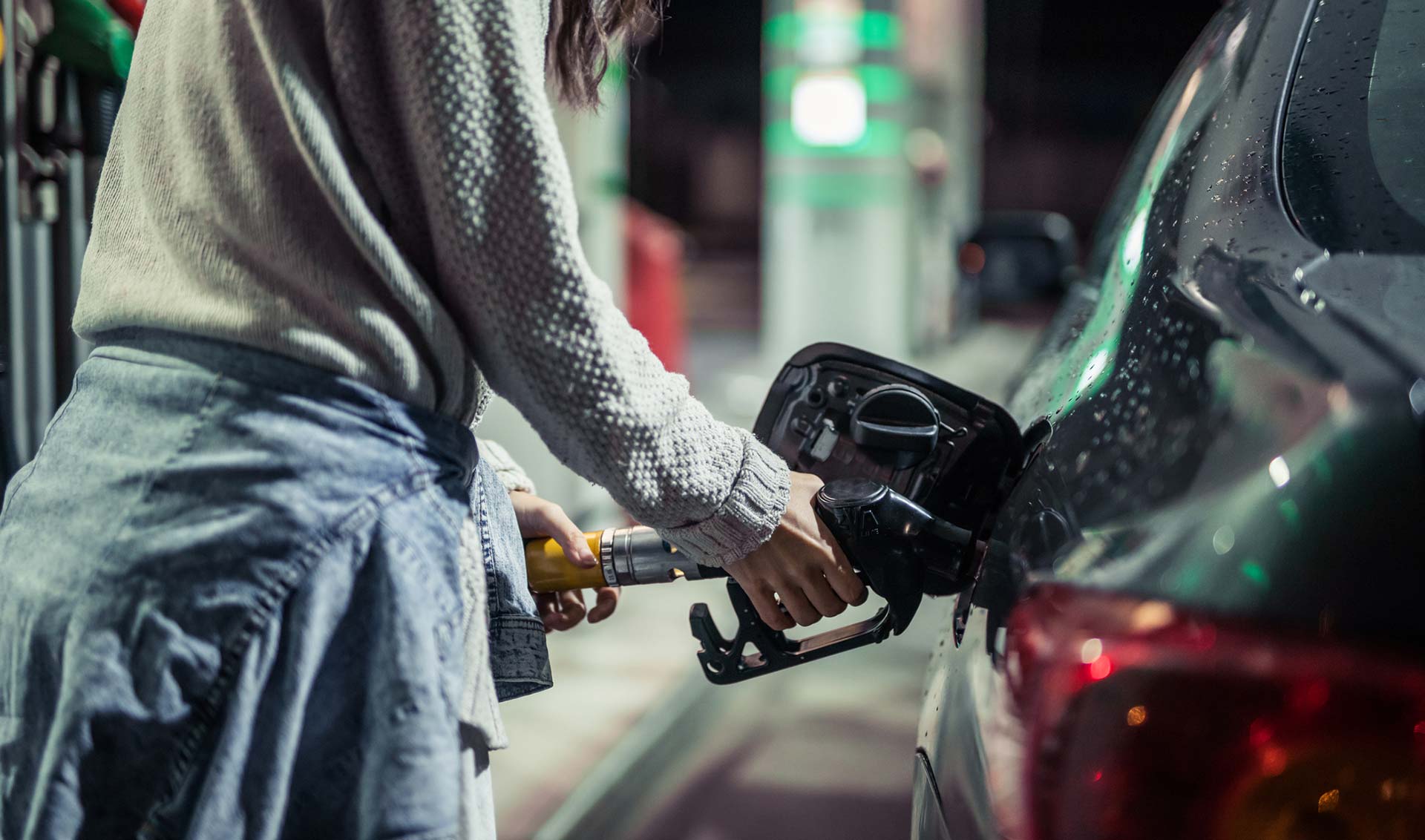 Dieselkort 1 dame fyller diesel